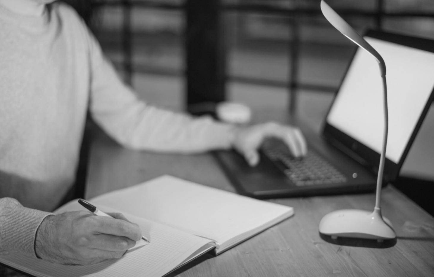 Professionelle Finanzplanung und strategische Unternehmensberatung in modernem Büroumfeld